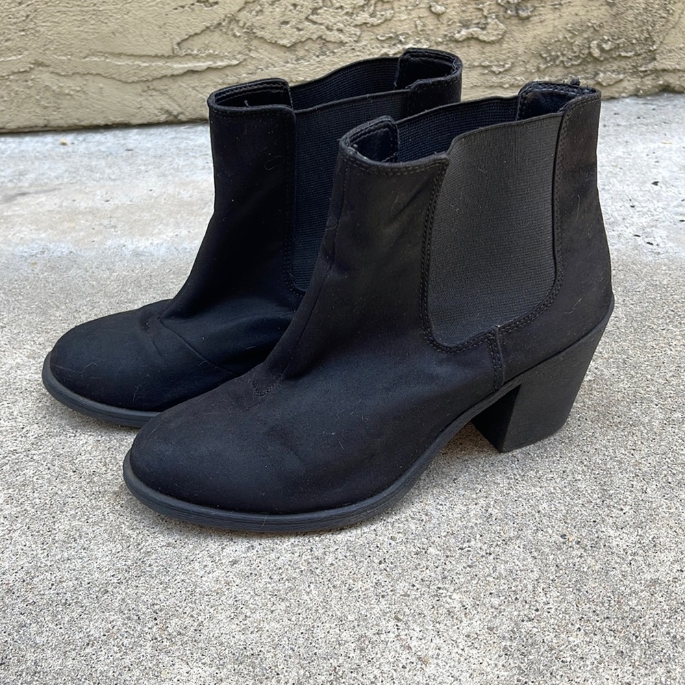 Black Small-Heeled Ankle Boots